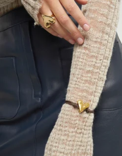 Pulsera de cuero marrón con detalle de corazón bañado en oro 18k