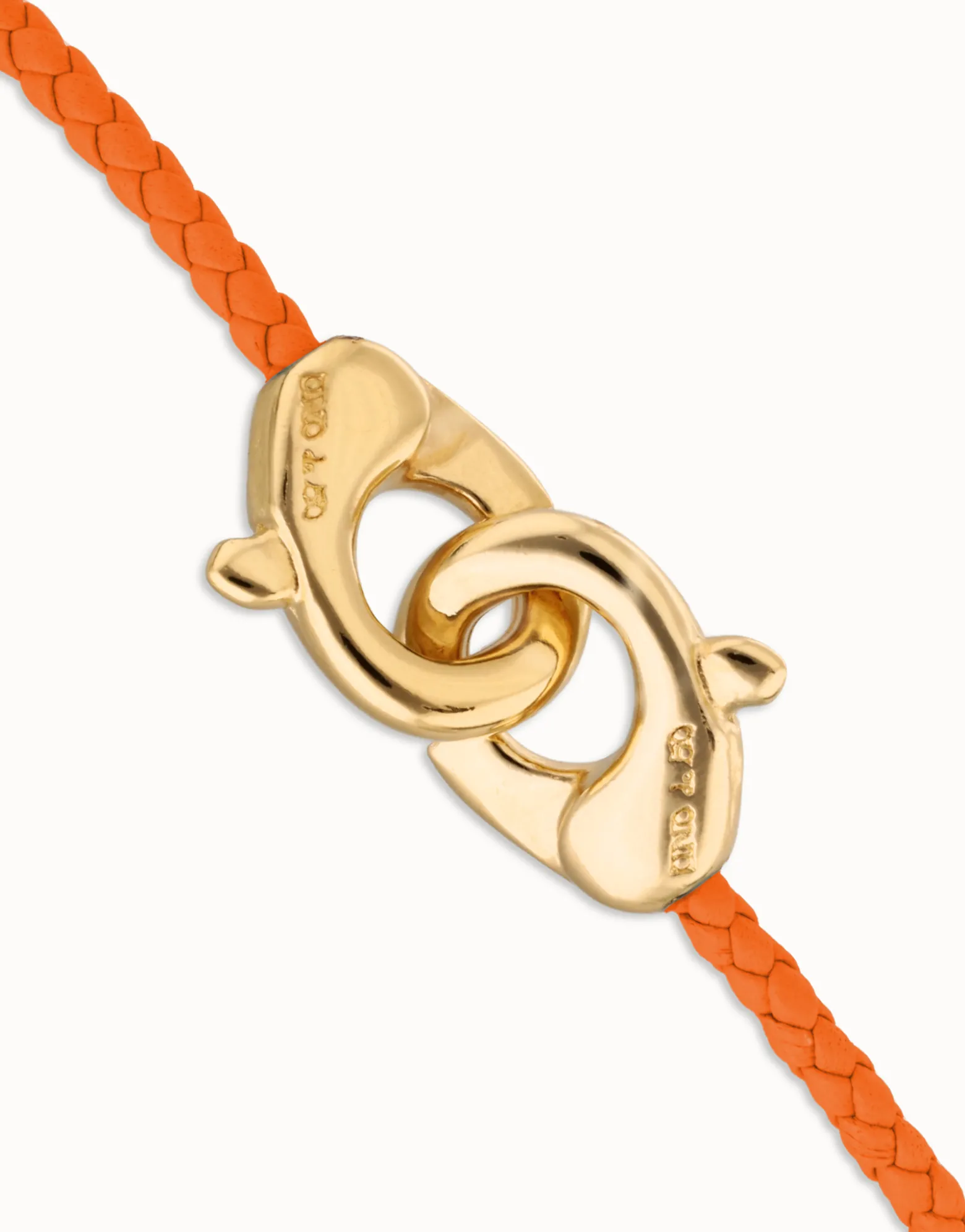 Pulsera de cuero naranja con mosquetón entrelazado en oro