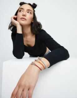 Pulsera de cuero rojo con mosquetón entrelazado en plata