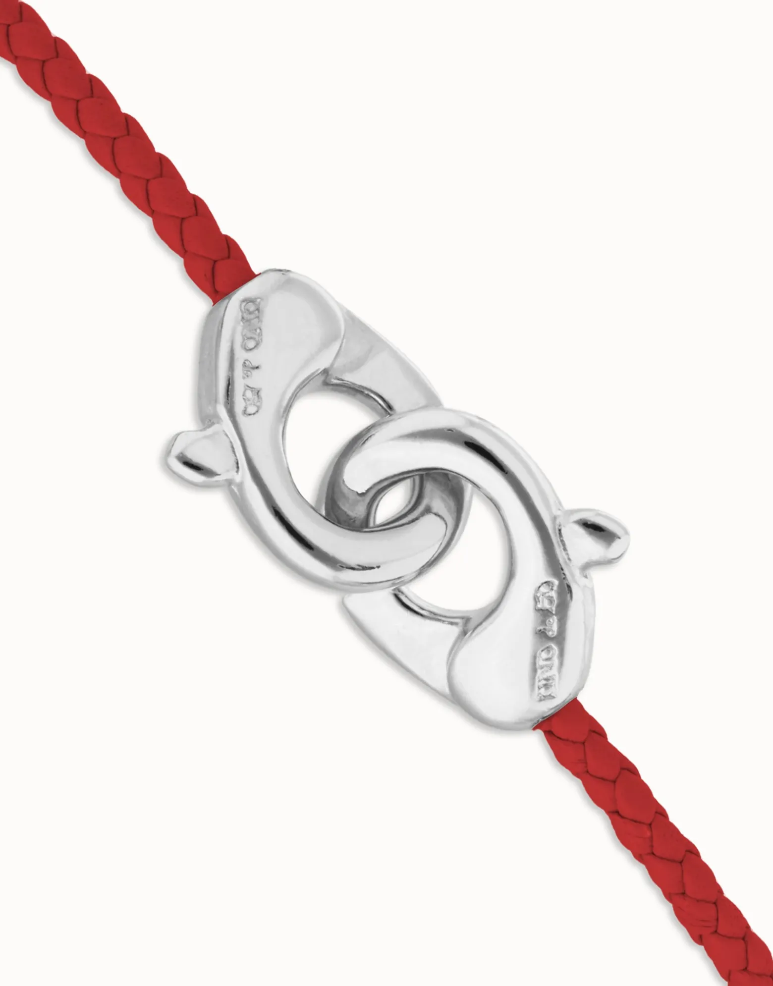 Pulsera de cuero rojo con mosquetón entrelazado en plata