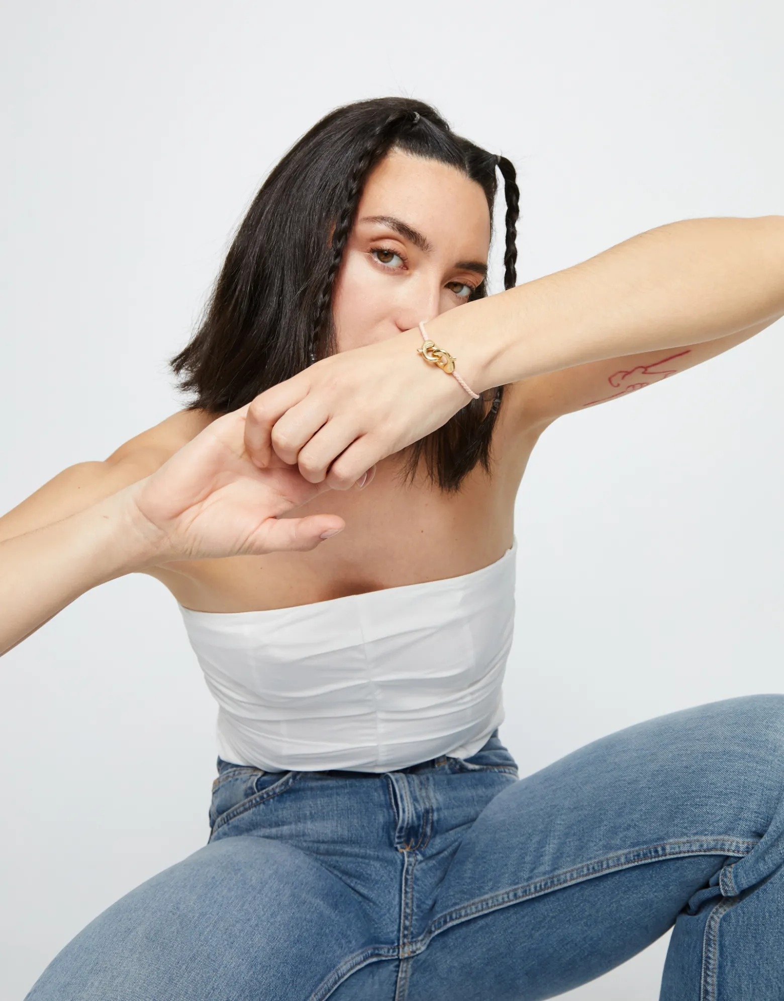 Pulsera de cuero rosa con mosquetón entrelazado en oro