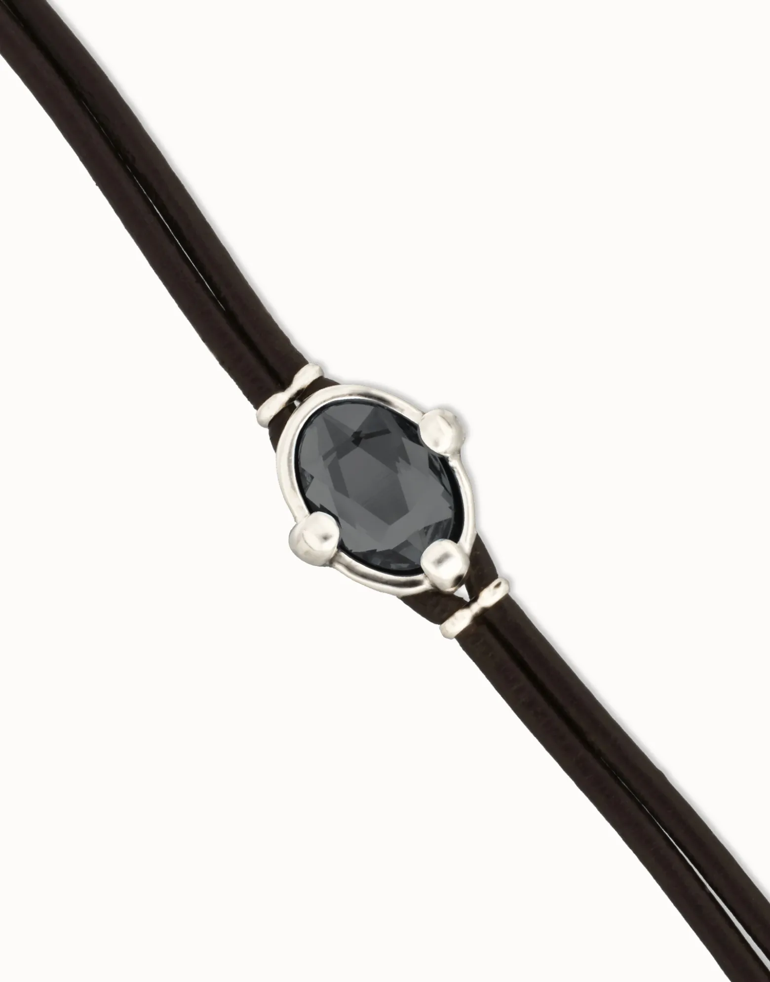 Pulsera de cuero y baño en plata con cristal facetado ovalado negro