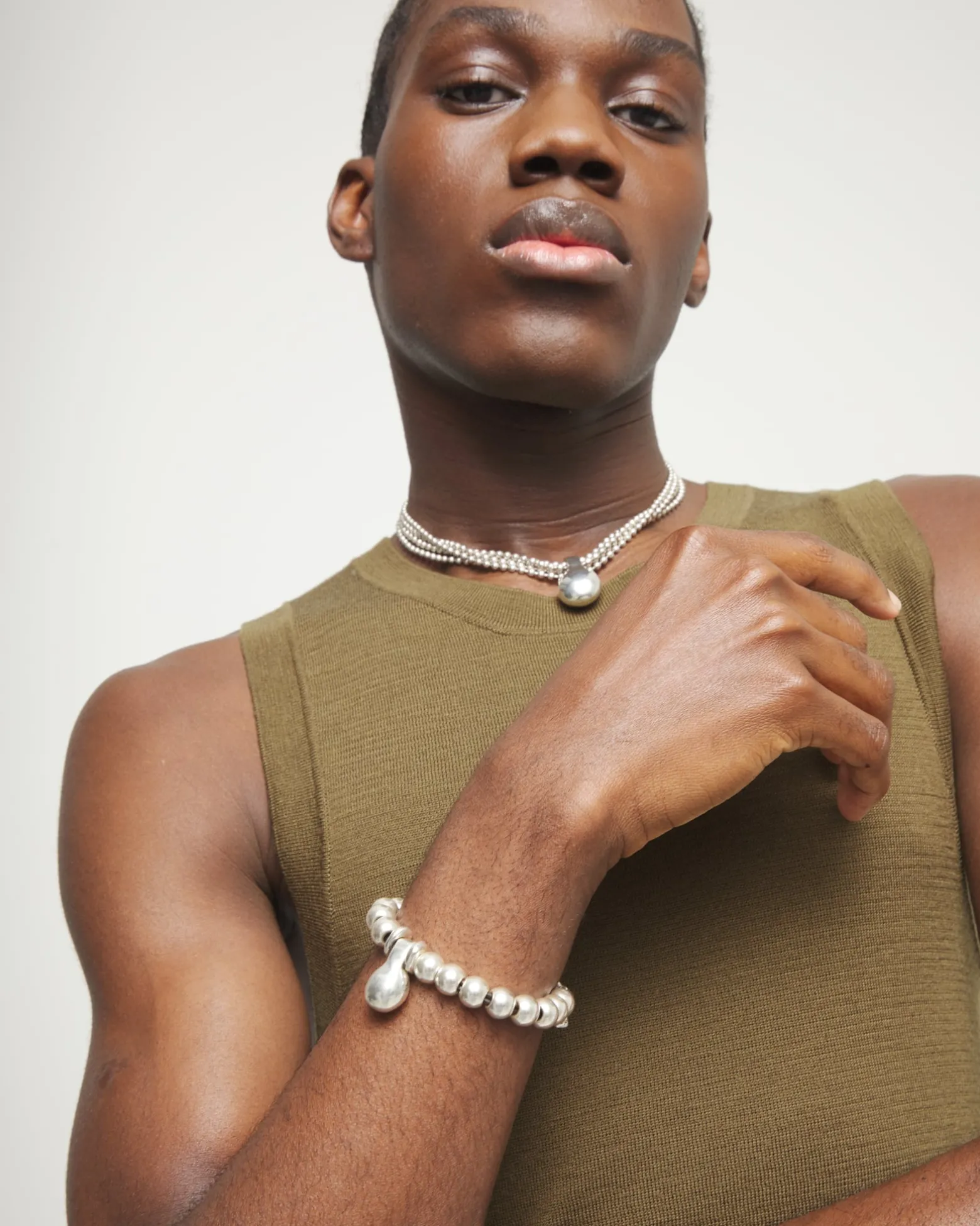 Pulsera de esferas medianas bañadas en plata de ley y esfera grande