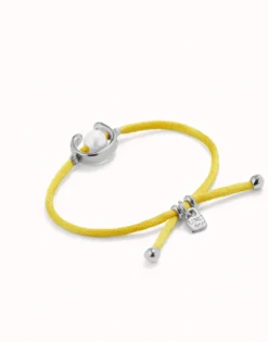 Pulsera de hilo amarillo con perla shell fornitura bañada en plata de ley.