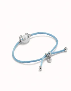 Pulsera de hilo azul con perla shell fornitura bañada en plata de ley.