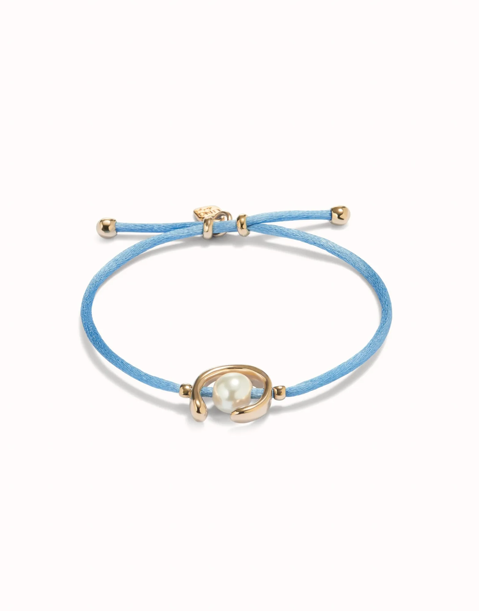 Pulsera de hilo azul con perla shell fornitura bañada en oro 18k.