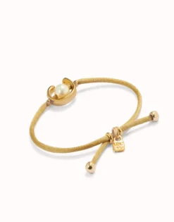 Pulsera de hilo camel con perla shell fornitura bañada en oro 18k.