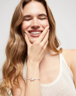 Pulsera de hilo crema con perla shell fornitura bañada en plata de ley.
