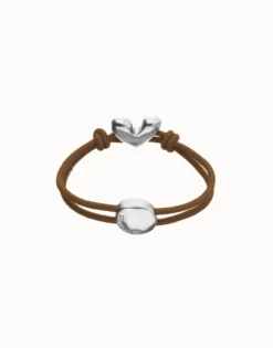 Pulsera de hilo elástico marrón con corazón bañado en plata de ley