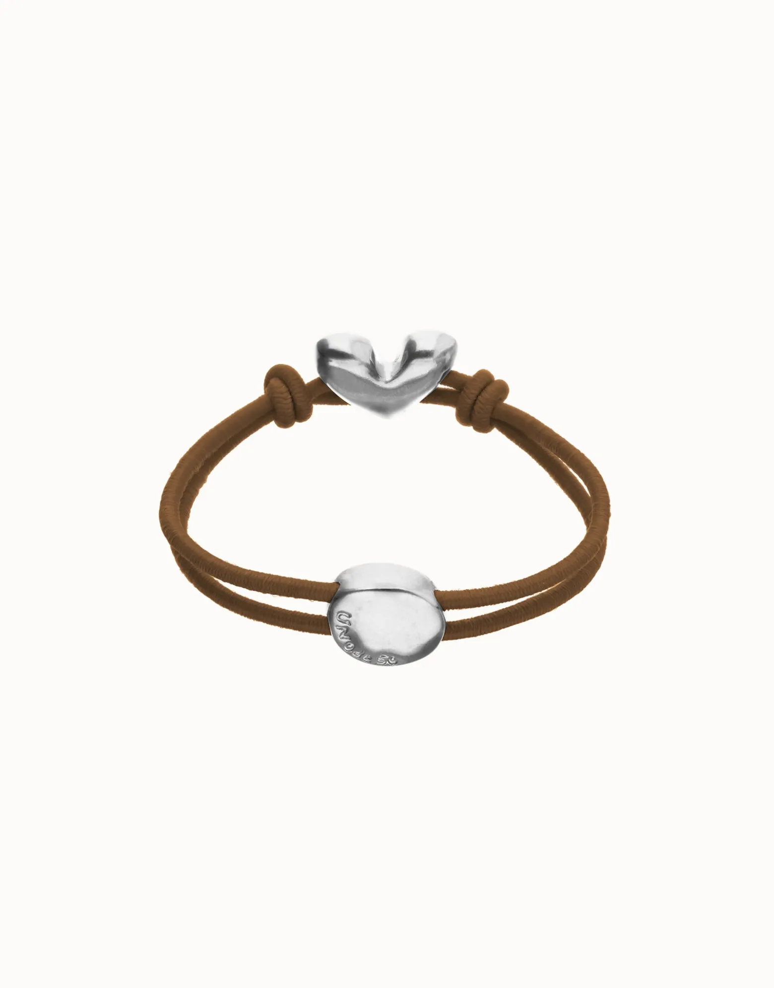 Pulsera de hilo elástico marrón con corazón bañado en plata de ley