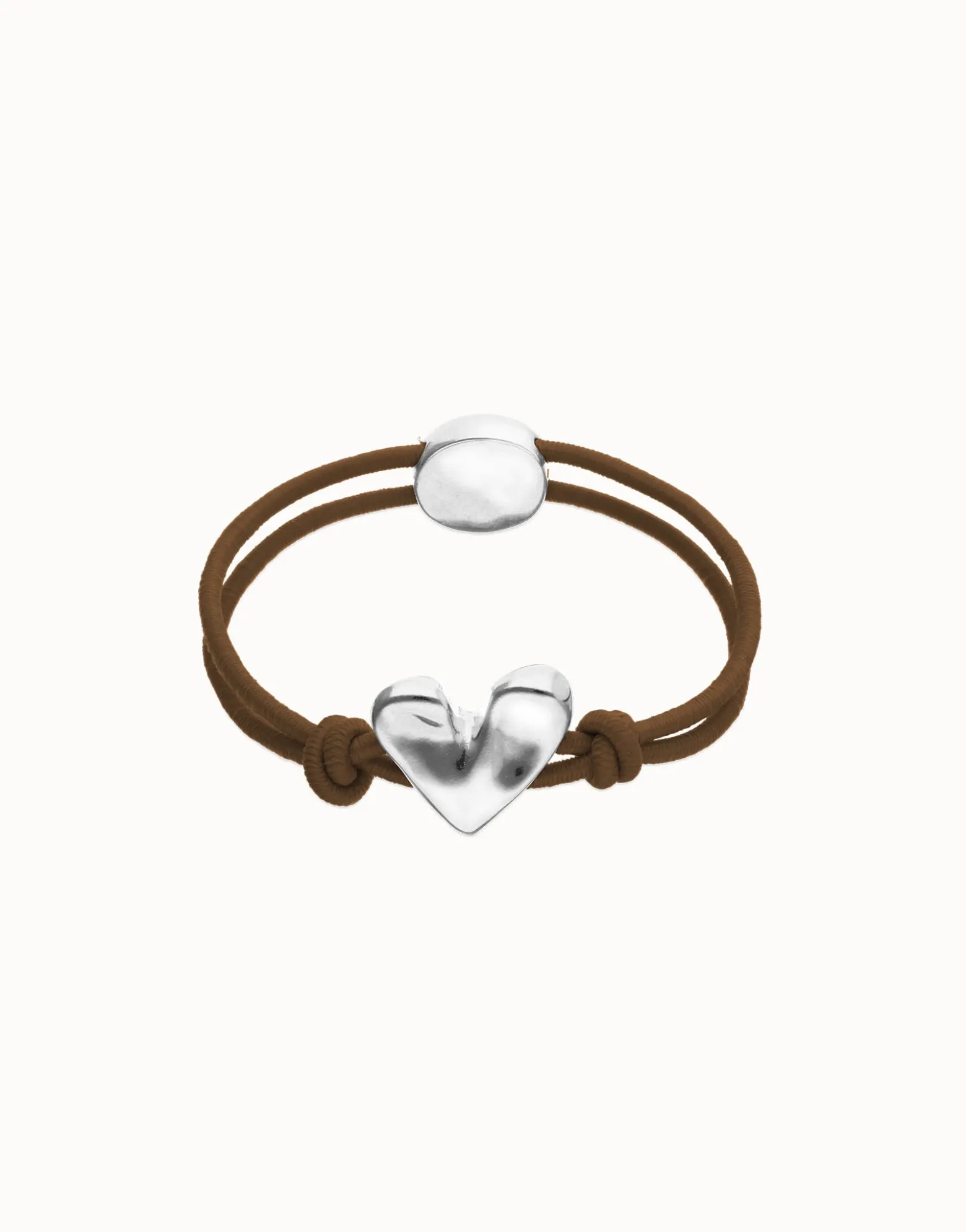 Pulsera de hilo elástico marrón con corazón bañado en plata de ley