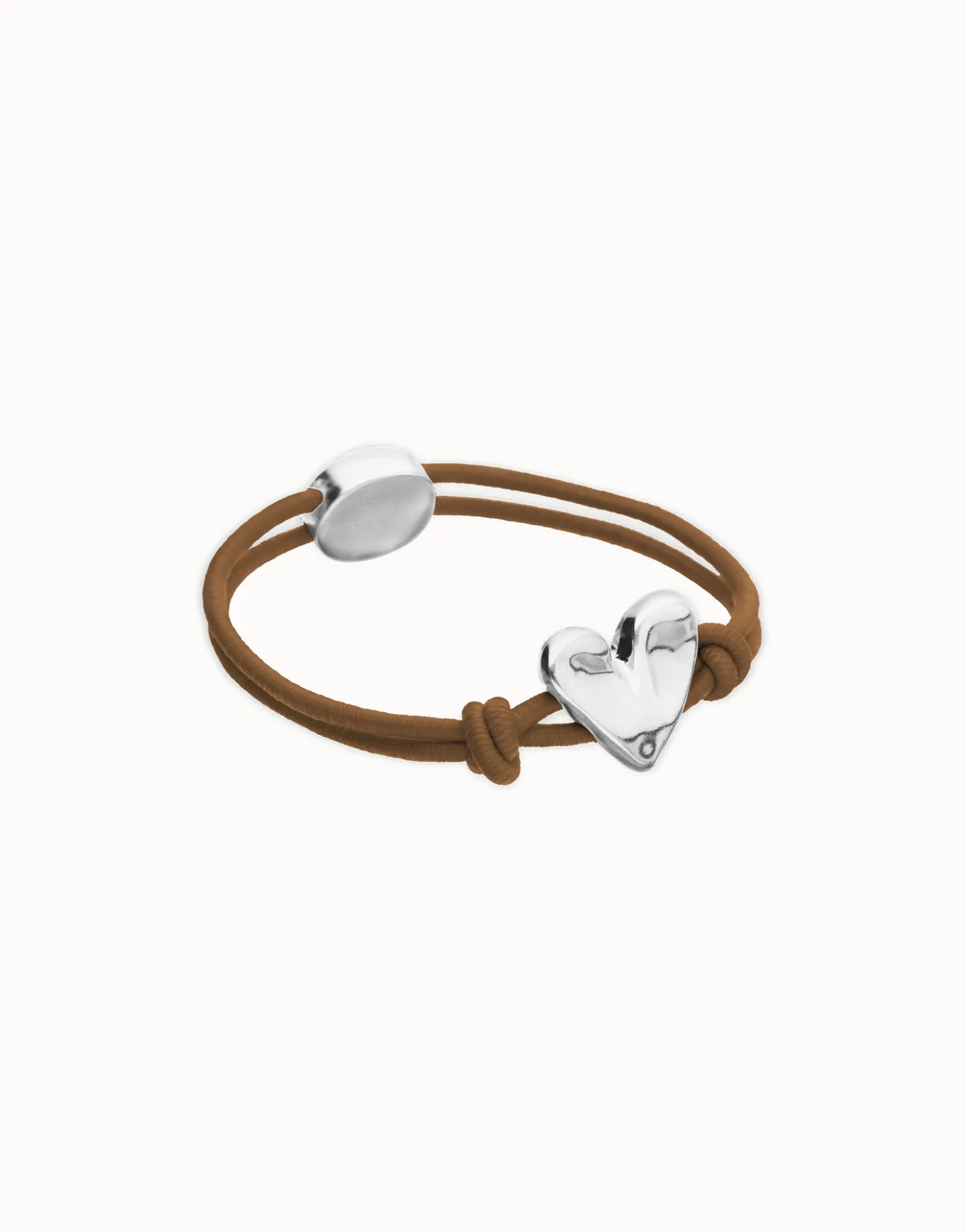 Pulsera de hilo elástico marrón con corazón bañado en plata de ley