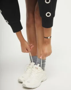 Pulsera de hilo elástico negro con corazón bañado en plata de ley