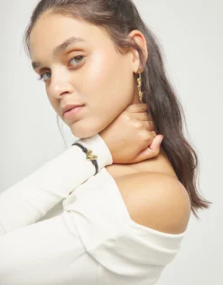 Pulsera de hilo elástico negro con corazón bañado en oro 18k