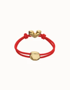 Pulsera de hilo elástico rojo con corazón bañado en oro 18k