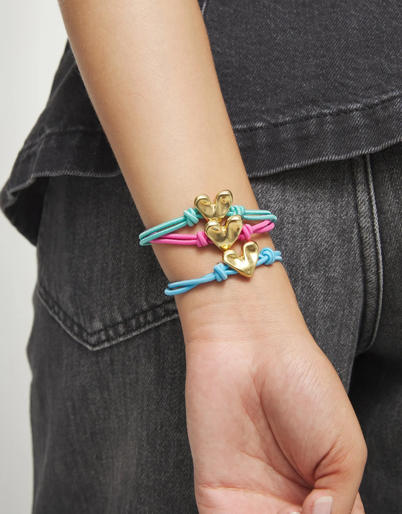 Pulsera de hilo elástico turquesa con corazón bañado en oro 18k