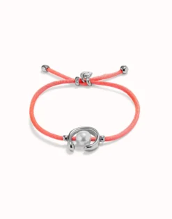 Pulsera de hilo fucsia con perla shell fornitura bañada en plata de ley.