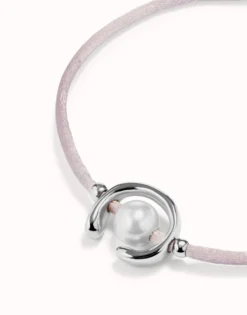 Pulsera de hilo lila con perla shell fornitura bañada en plata de ley.