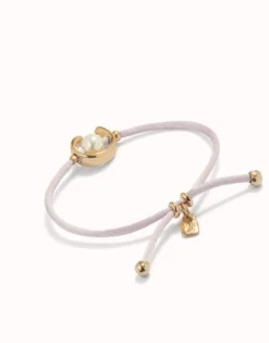 Pulsera de hilo lila con perla shell fornitura bañada en oro 18k.