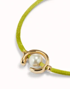 Pulsera de hilo lima con perla shell fornitura bañada en oro 18k.