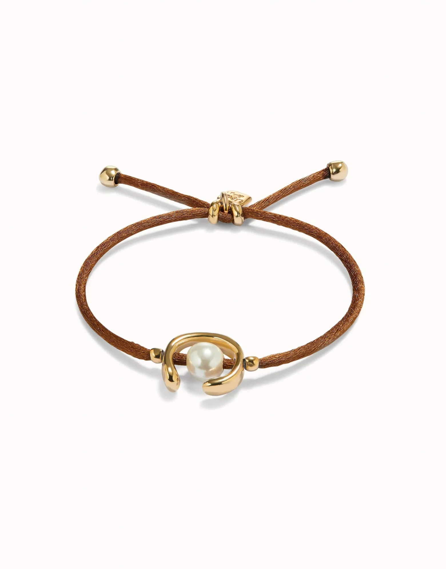 Pulsera de hilo marrón con perla shell fornitura bañada en oro 18k.