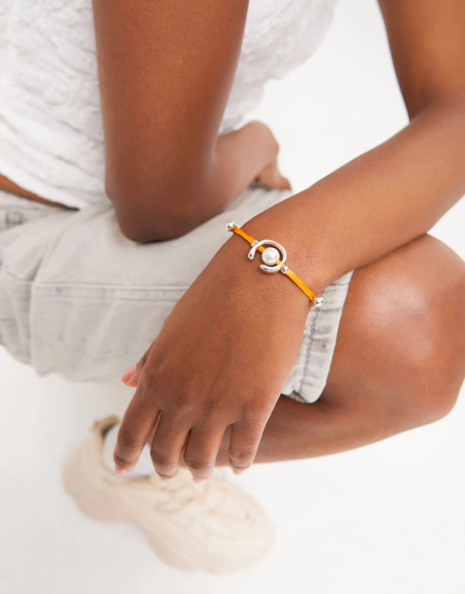 Pulsera de hilo naranja con perla shell fornitura bañada en plata de ley.