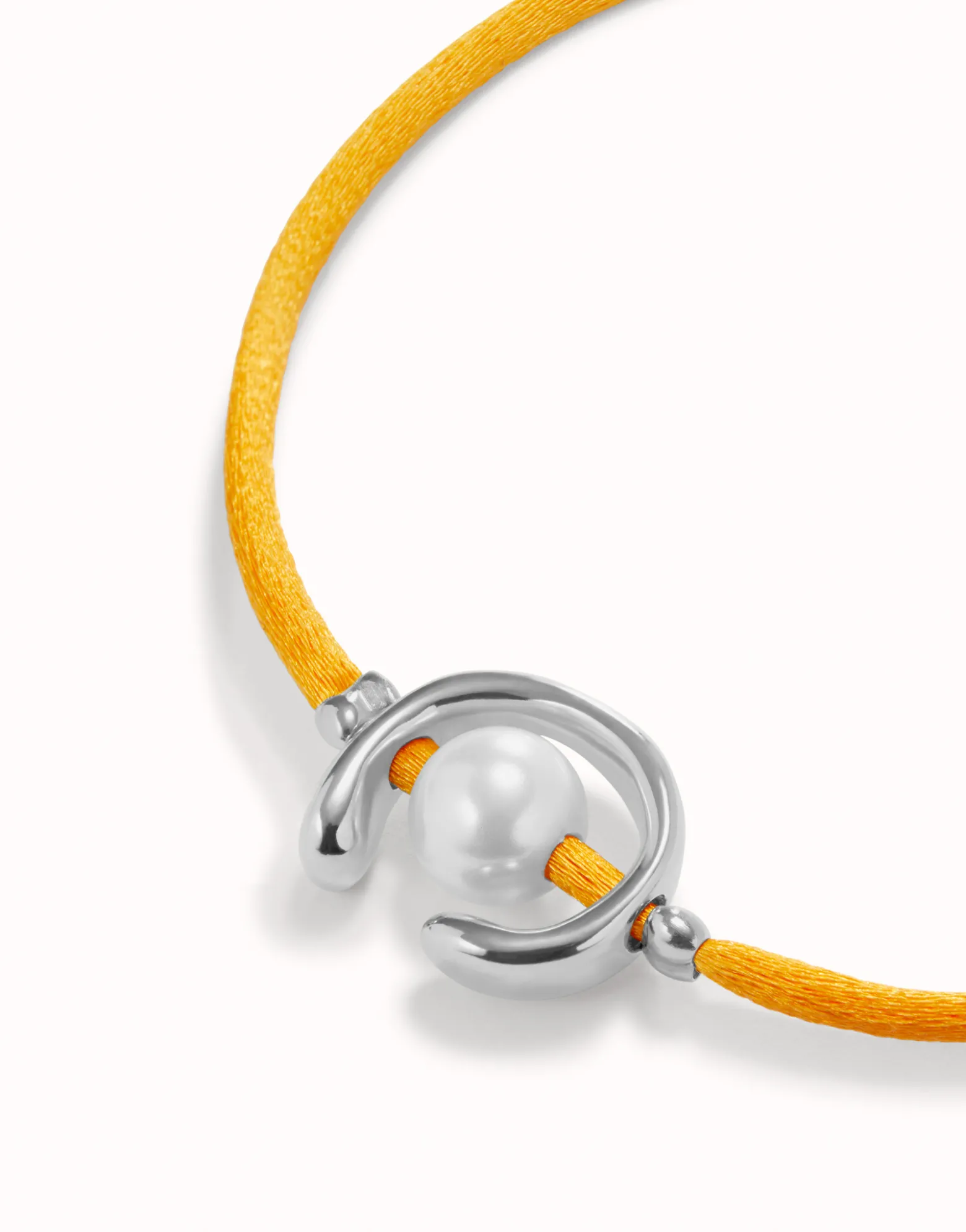 Pulsera de hilo naranja con perla shell fornitura bañada en plata de ley.