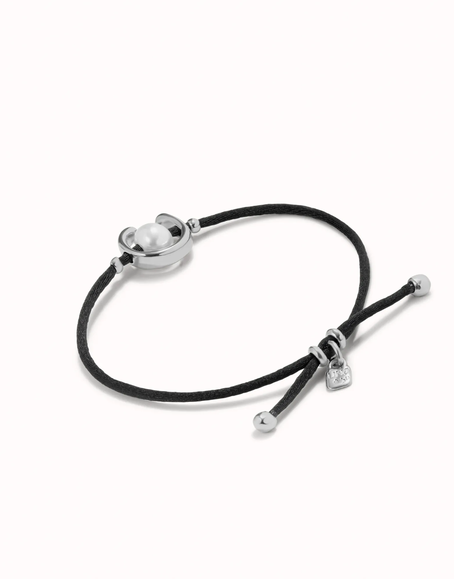 Pulsera de hilo negro con perla shell fornitura bañada en plata de ley.