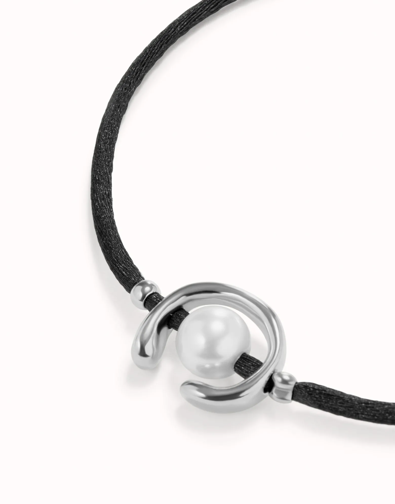 Pulsera de hilo negro con perla shell fornitura bañada en plata de ley.