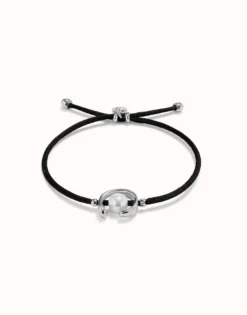 Pulsera de hilo negro con perla shell fornitura bañada en plata de ley.