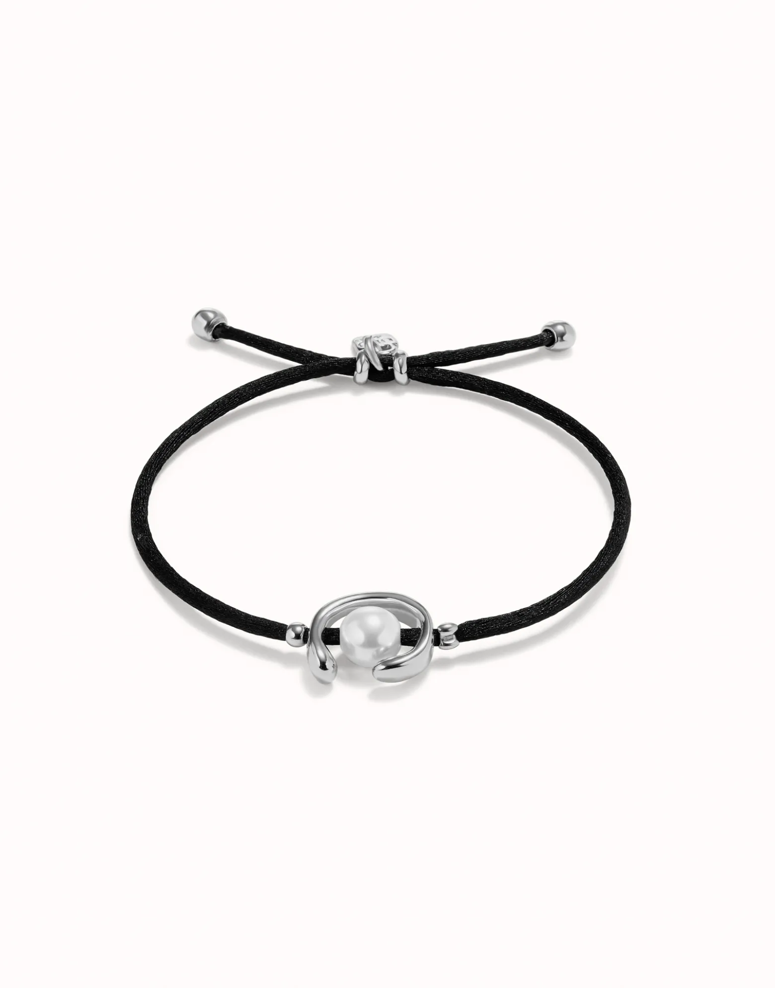 Pulsera de hilo negro con perla shell fornitura bañada en plata de ley.