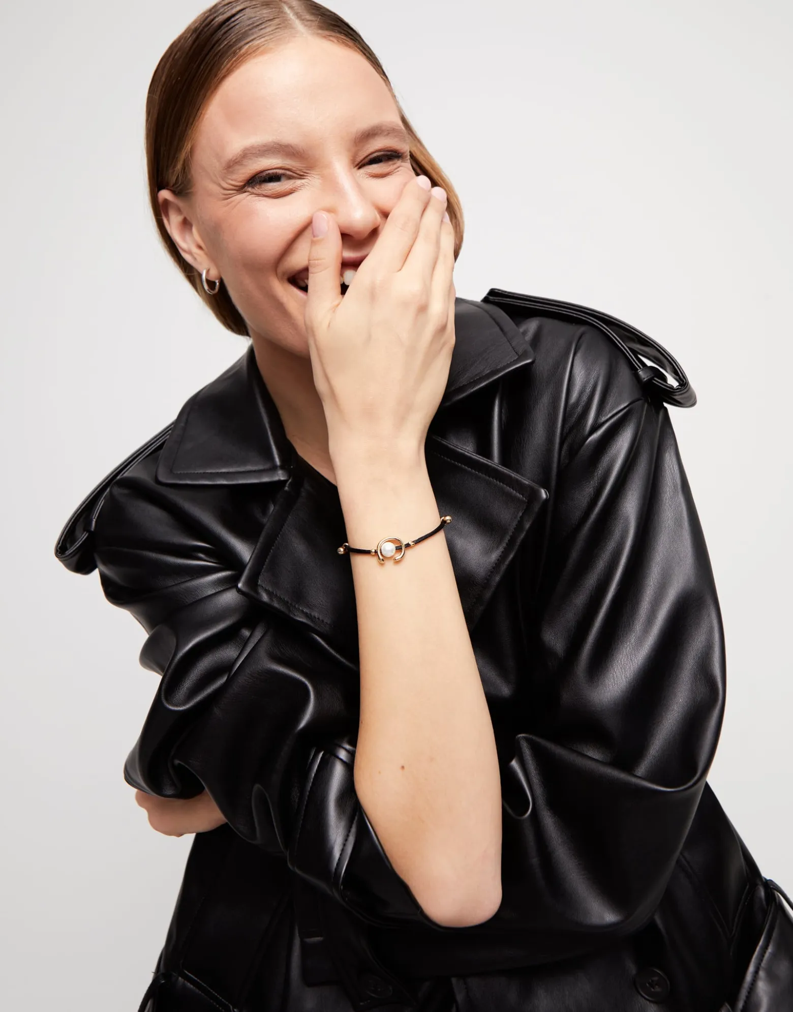 Pulsera de hilo negro con perla shell fornitura bañada en oro 18k.