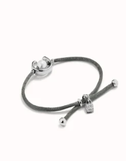 Pulsera de hilo negroso con perla shell fornitura bañada en plata de ley.