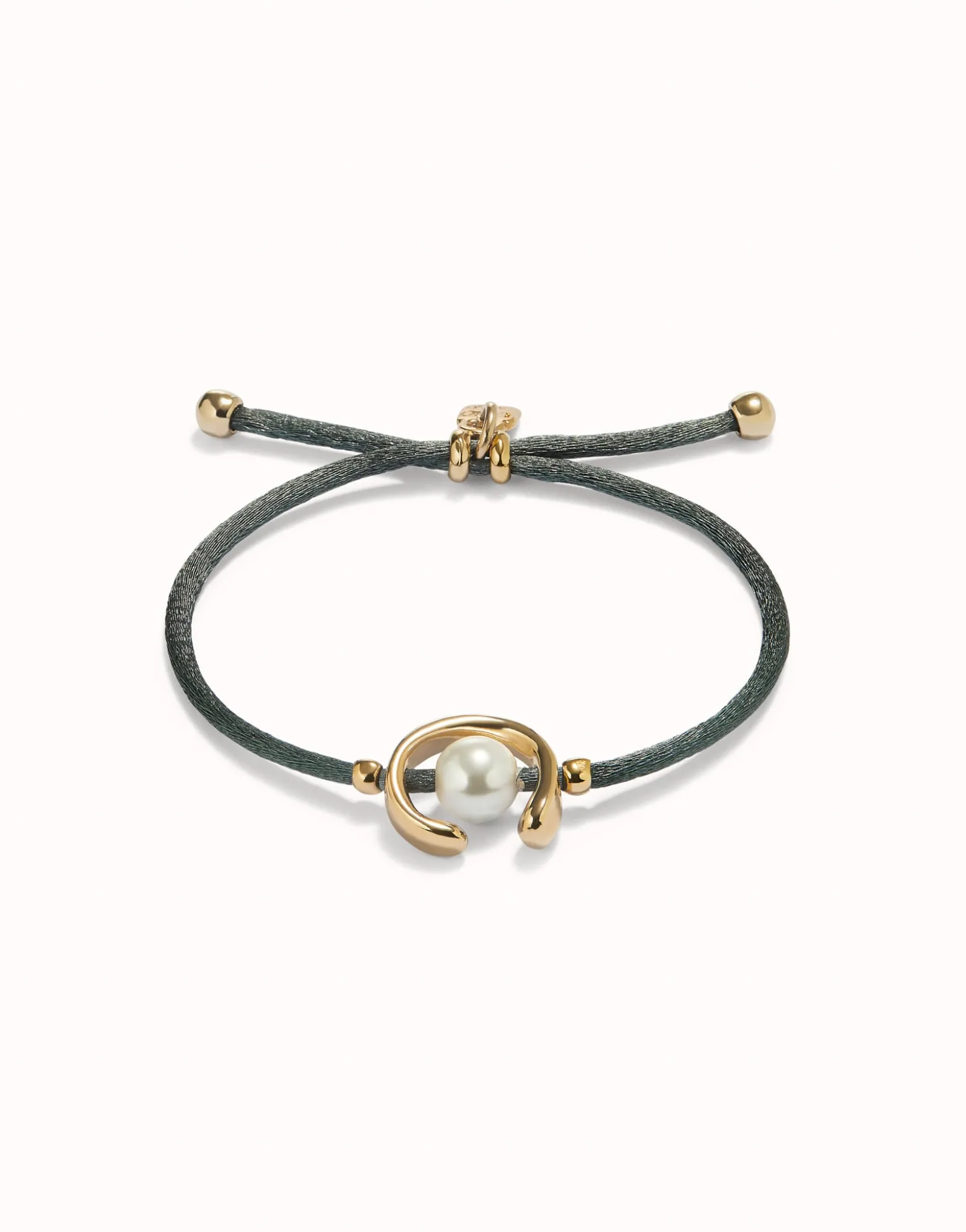 Pulsera de hilo negroso con perla shell fornitura bañada en oro 18k.