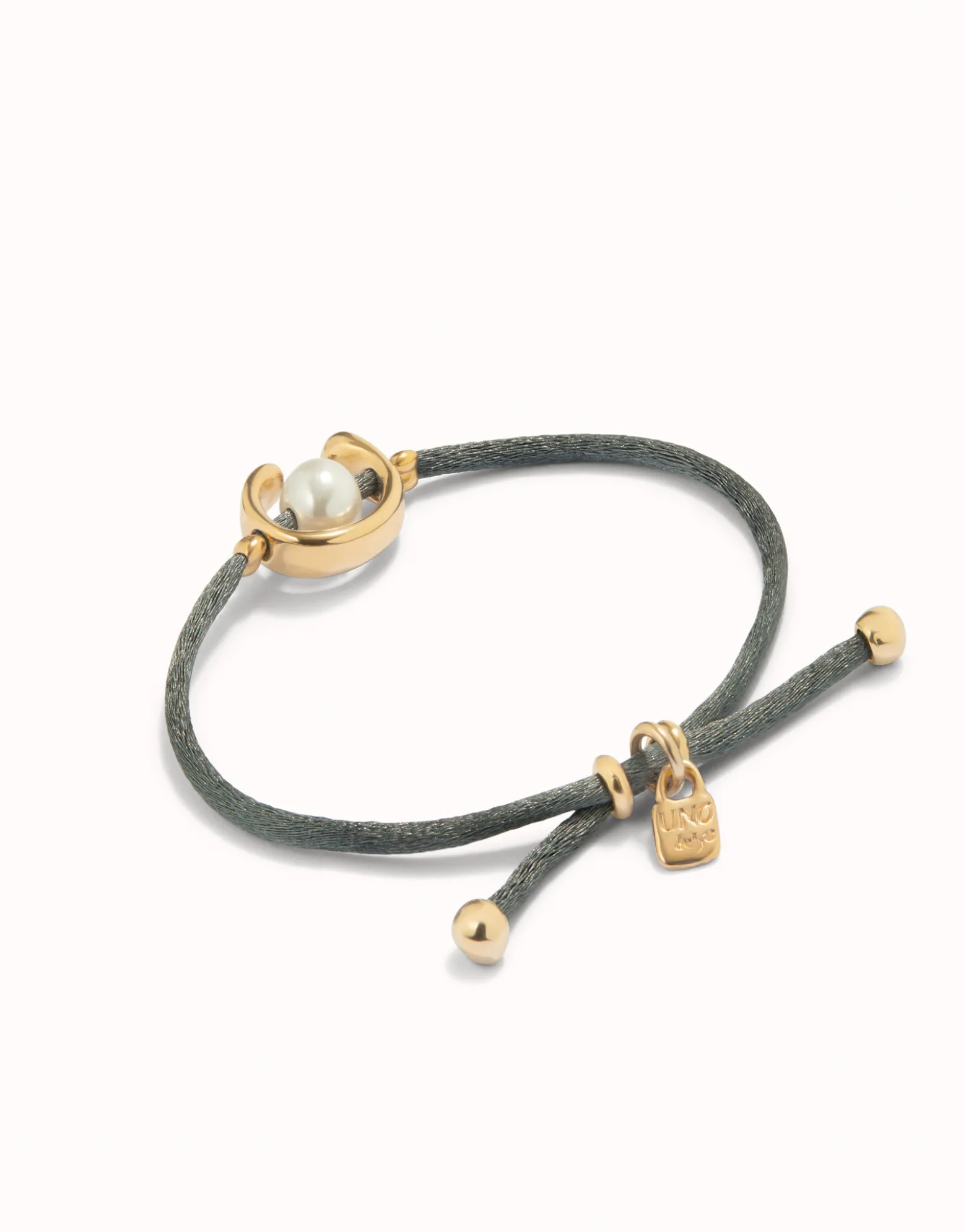 Pulsera de hilo negroso con perla shell fornitura bañada en oro 18k.