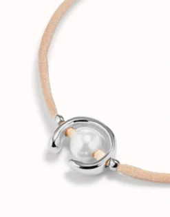 Pulsera de hilo salmón con perla shell fornitura bañada en plata de ley.