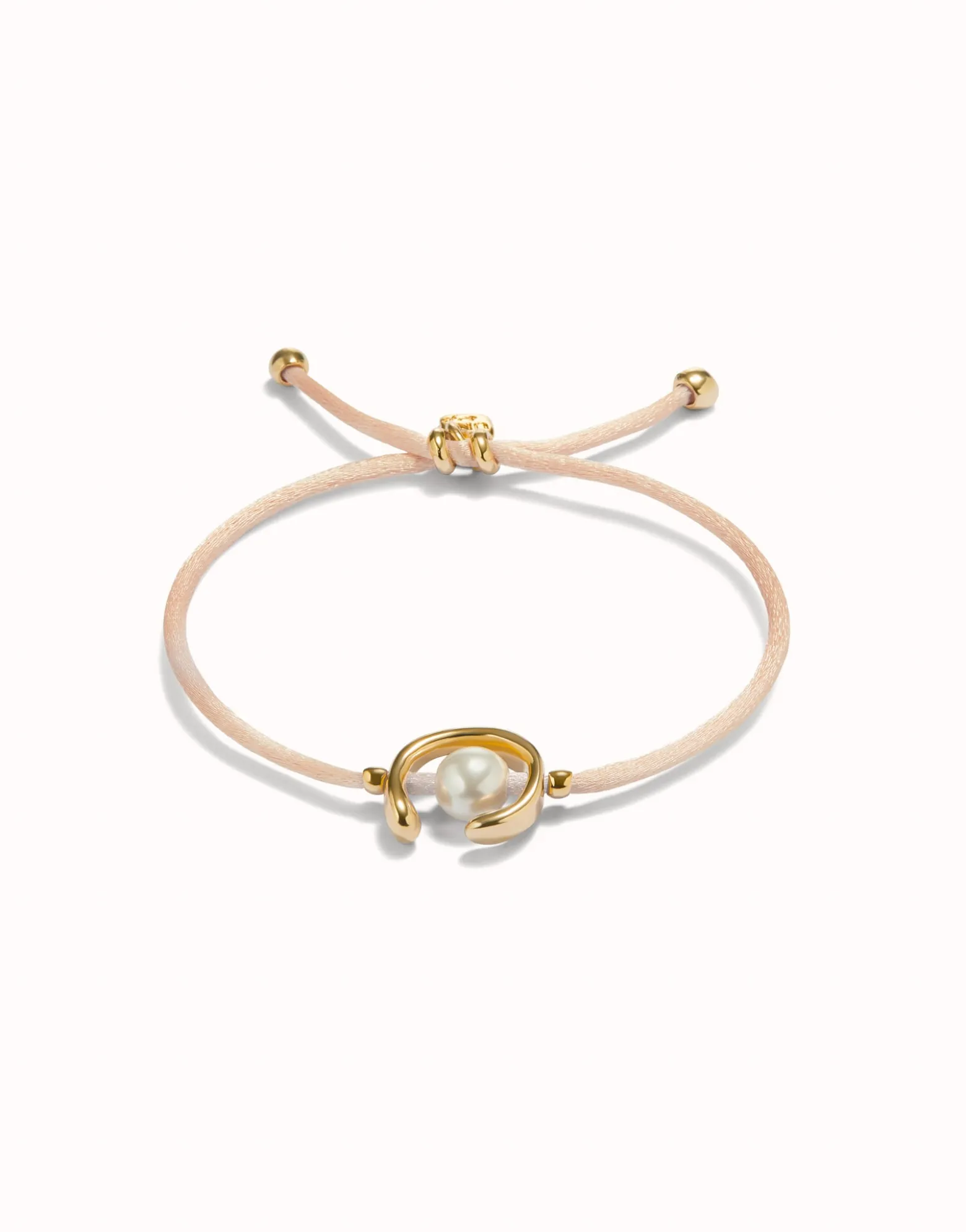 Pulsera de hilo salmón con perla shell fornitura bañada en oro 18k.