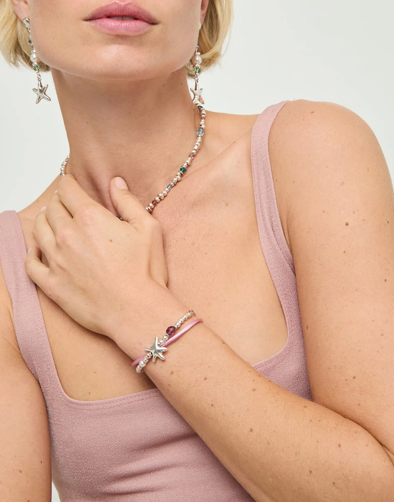 Pulsera de hilo seda color rosa bañada en plata con estrella de mar