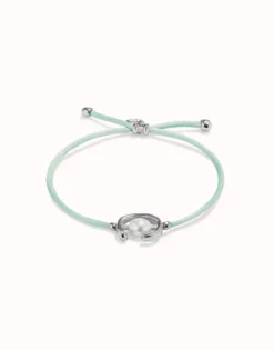 Pulsera de hilo verde azulado con perla shell fornitura bañada en plata de ley.