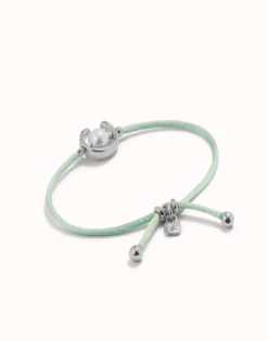 Pulsera de hilo verde azulado con perla shell fornitura bañada en plata de ley.