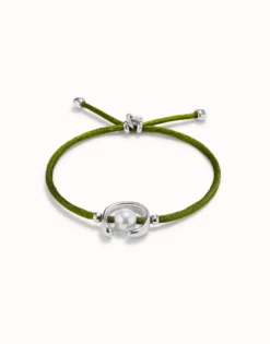 Pulsera de hilo verde oscuro con perla shell fornitura bañada en plata de ley.