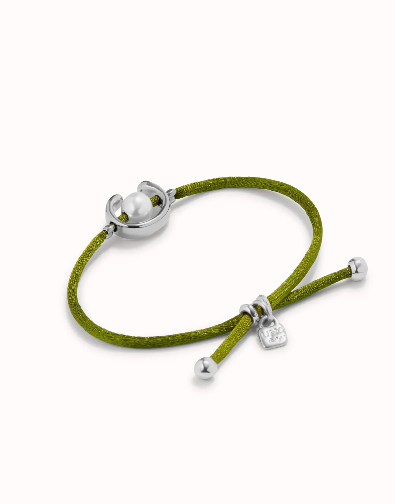 Pulsera de hilo verde oscuro con perla shell fornitura bañada en plata de ley.