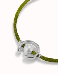 Pulsera de hilo verde oscuro con perla shell fornitura bañada en plata de ley.