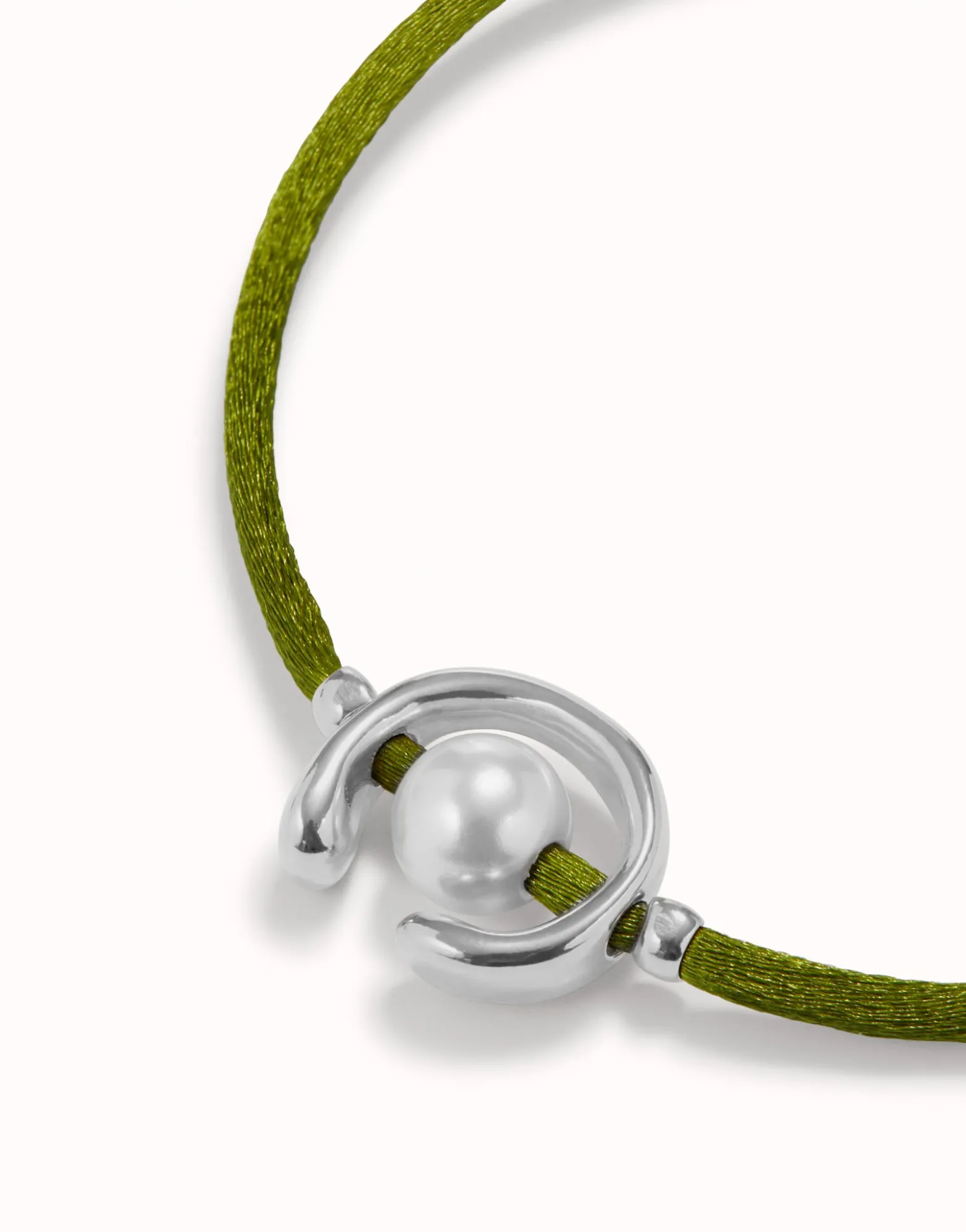 Pulsera de hilo verde oscuro con perla shell fornitura bañada en plata de ley.