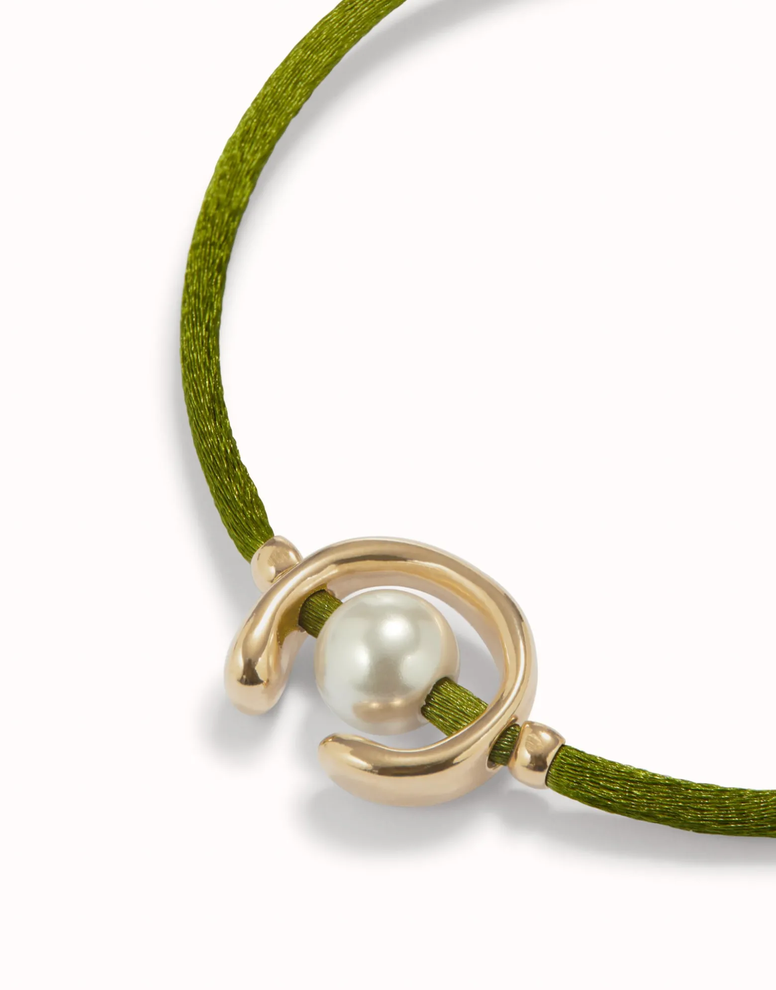 Pulsera de hilo verde oscuro con perla shell fornitura bañada en oro 18k.