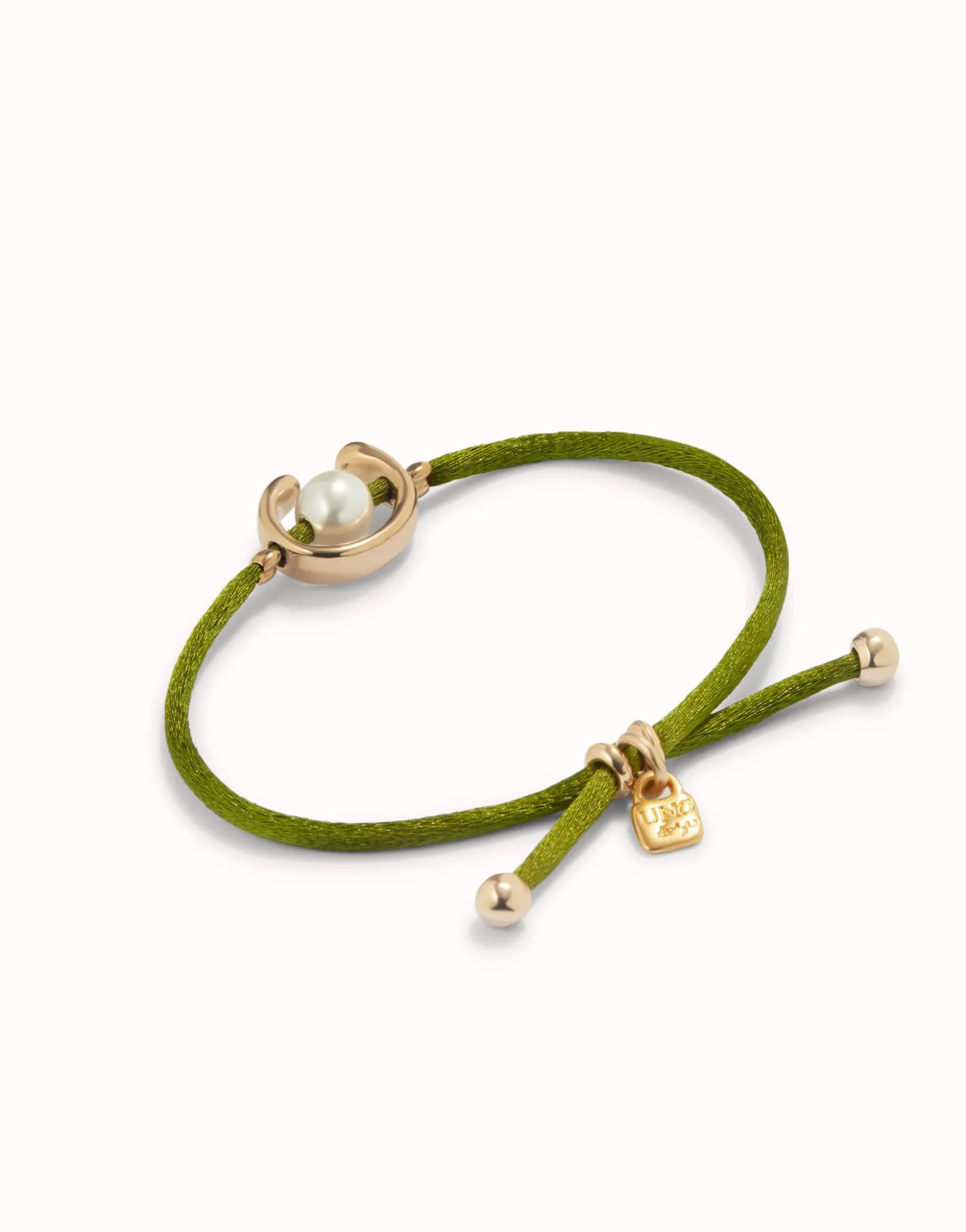 Pulsera de hilo verde oscuro con perla shell fornitura bañada en oro 18k.