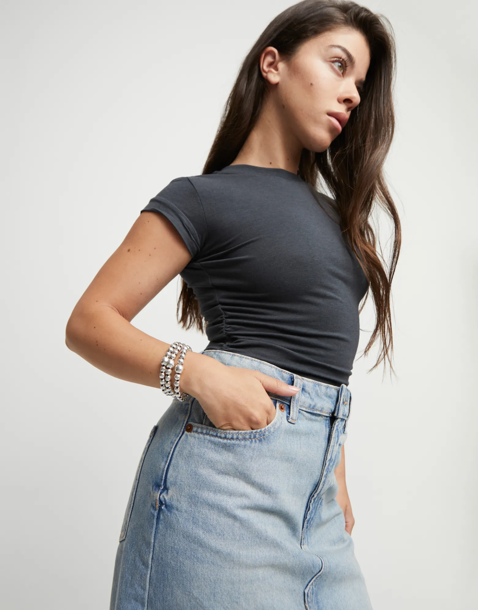 Pulsera de tres tiras de cuentas bañadas en plata de ley