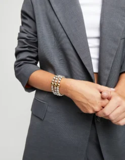 Pulsera de tres tiras de cuentas bañadas en plata de ley y bola en oro 18k