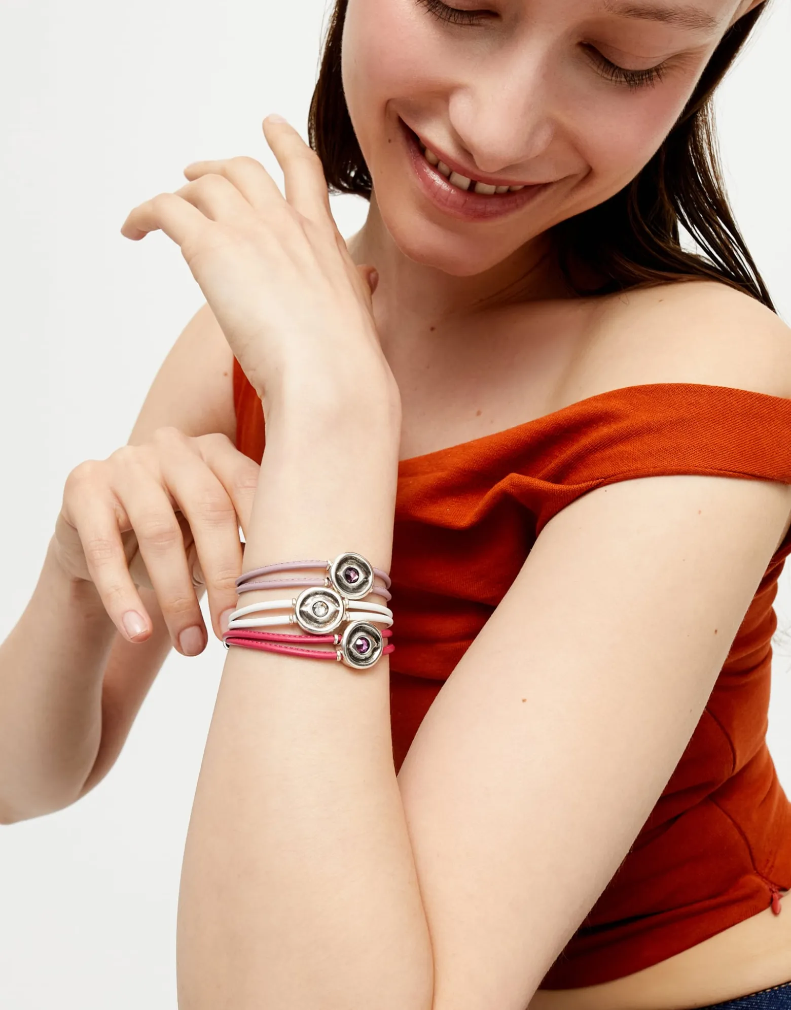 Pulsera doble de cuero blanco con ojo bañado en plata de ley