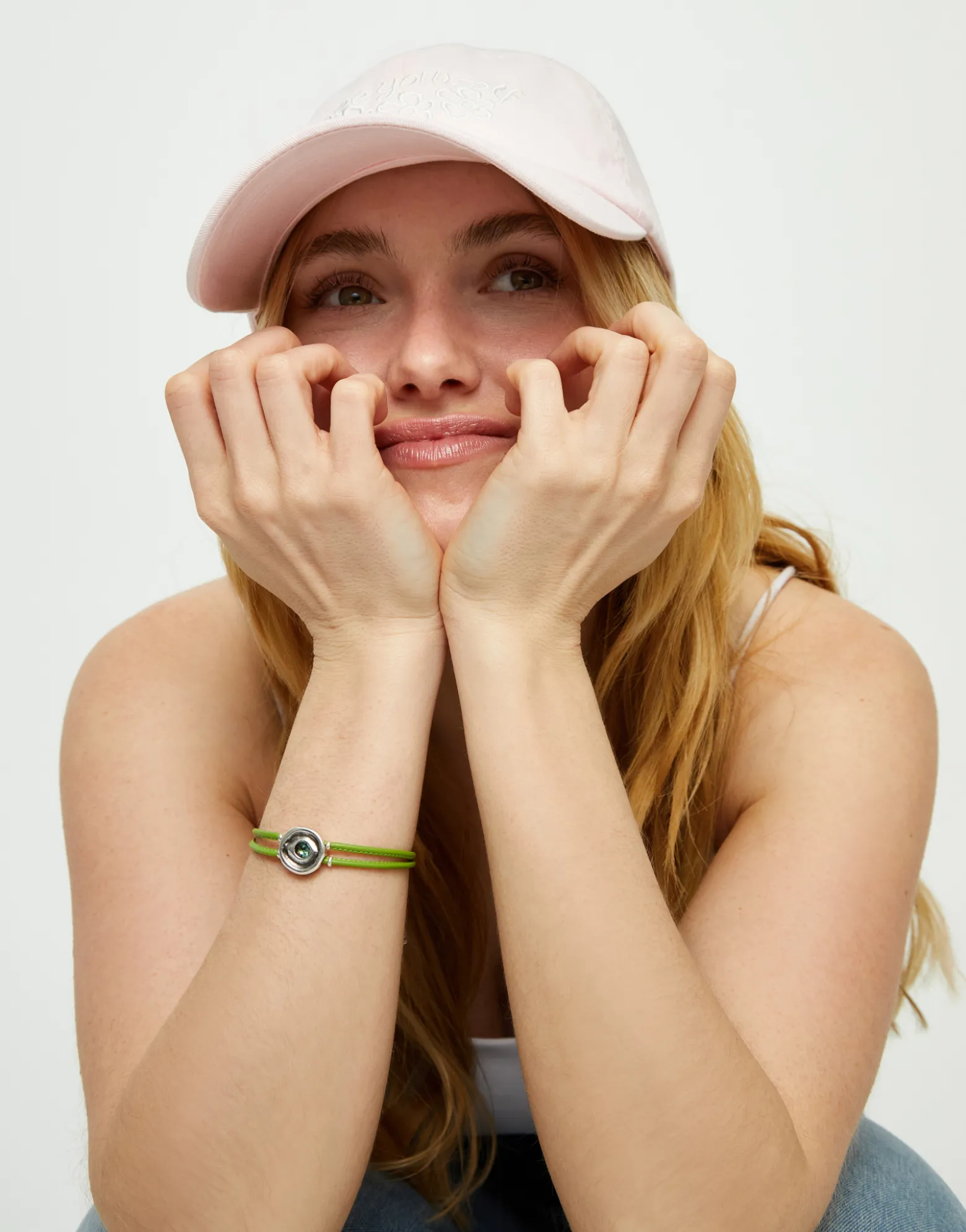 Pulsera doble de cuero verde con ojo bañado en plata de ley